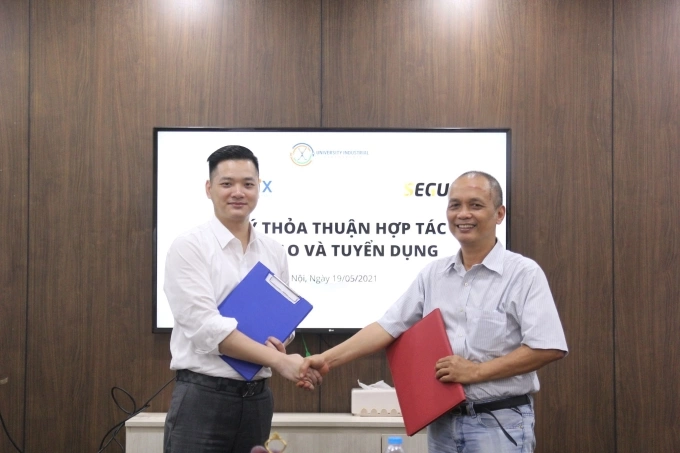 Nguyễn Hoàng Hiệp CEO Innocom và Nguyễn Thành Nam Founder Funix tại buổi ký kết