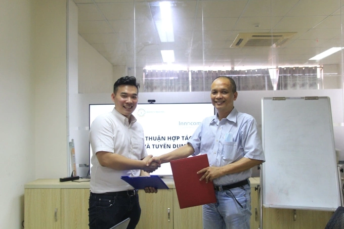 Nguyễn Hoàng Hiệp CEO Innocom và Nguyễn Thành Nam Founder Funix tại buổi ký kết